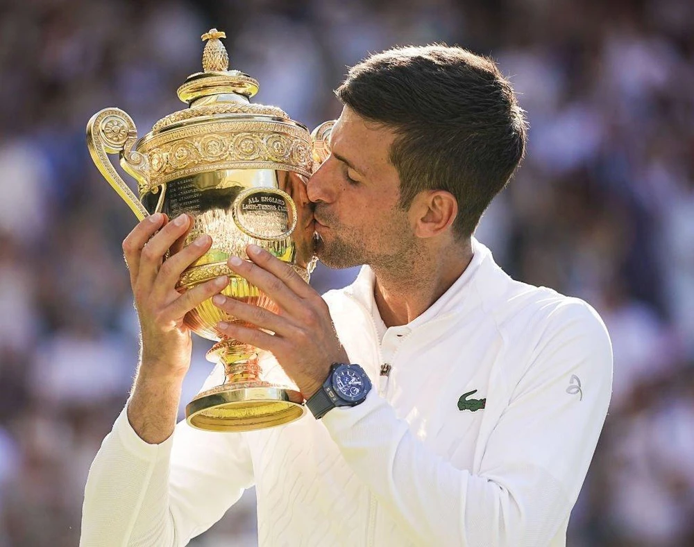 Djokovic nâng cúp vô địch Grand Slam thứ 21. Ảnh: GETTY