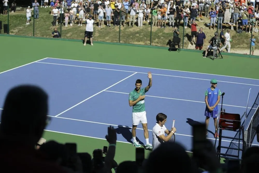 Tay vợt số 7 thế giới - Djokovic vẫy chào các CĐV tại trung tâm quần vợt mới. Ảnh: GETTY