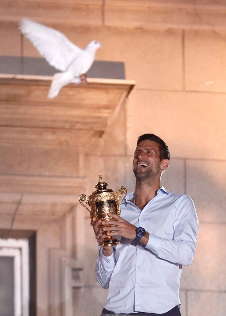 Djokovic nâng chiếc cúp vô địch Wimbledon mới nhất. Ảnh: GETTY