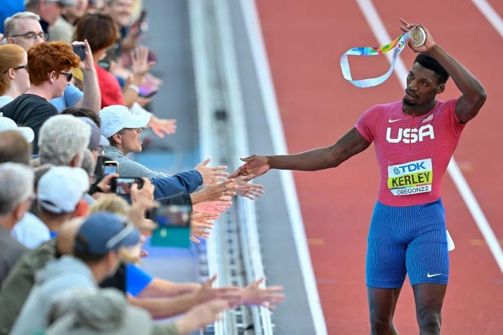 &quot;Người đàn ông chạy nhanh nhất thế giới&quot; Kerley chia vui cùng khán giả Mỹ. Ảnh: GETTY