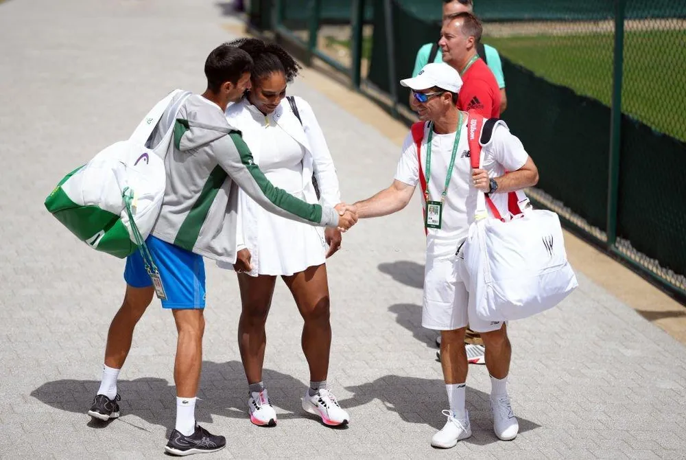 Djokovic, Serena và HLV Eric Hechtman tại Wimbledon 2022. Ảnh: GETTY