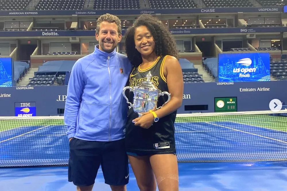 HLV Fissette và Naomi cùng chiếc cúp vô địch Mỹ mở rộng. Ảnh: FBVN HLV Fissette và Naomi cùng chiếc cúp vô địch Mỹ mở rộng. Ảnh: FBVN