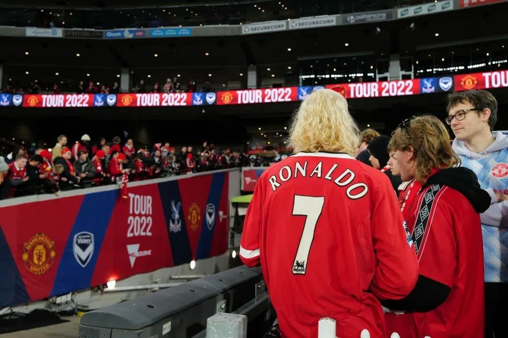 CĐV mặc áo đấu của CR7 nhưng Ronaldo không có mặt trong chuyến du đấu của MU tại Úc. Ảnh: GETTY