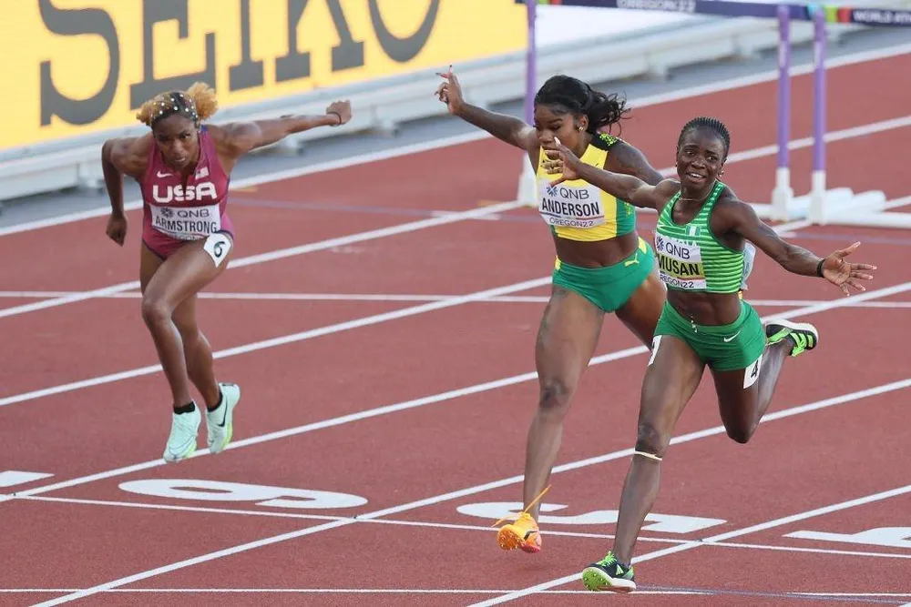 Đôi giày của Amusan sử dụng có phần đế dày hơn so với các đồng nghiệp. Ảnh: GETTY