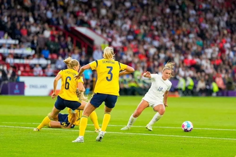 Georgia Stanway đi bóng trước hàng thủ Thụy Điển ở bán kết. Ảnh: GETTY