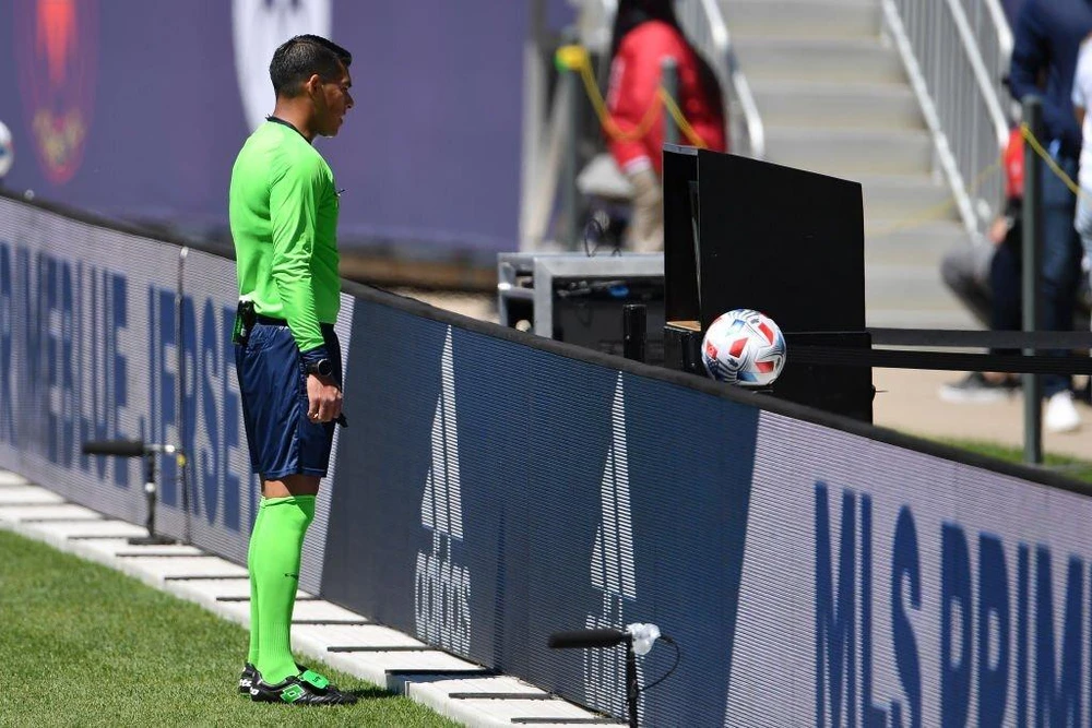 Công nghệ "thổi việt vị bán tự động" sẽ giúp trọng tài nhanh chóng đưa ra phán quyết trong vòng vài giây đồng hồ. Ảnh: GETTY