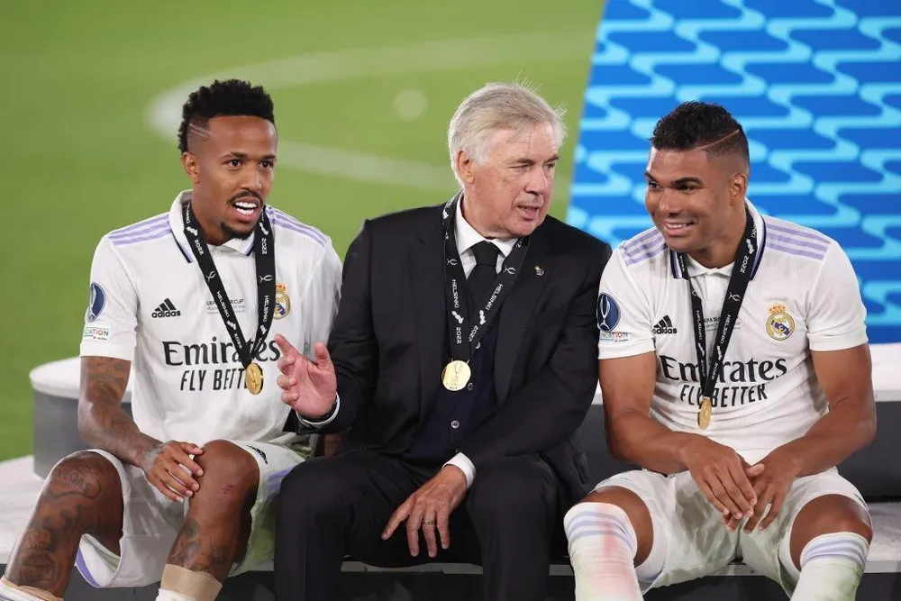 Eder Militao, HLV Ancelotti và Casemiro sau khi đoạt Siêu cúp châu Âu. Ảnh: GETTY Eder Militao, HLV Ancelotti và Casemiro sau khi đoạt Siêu cúp châu Âu. Ảnh: GETTY