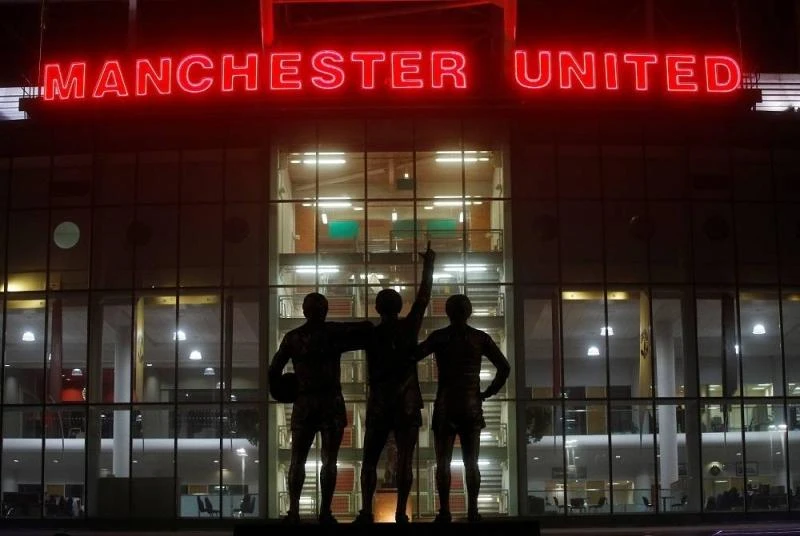 Mặt tiền sân Old Trafford. Ảnh: REUTERS