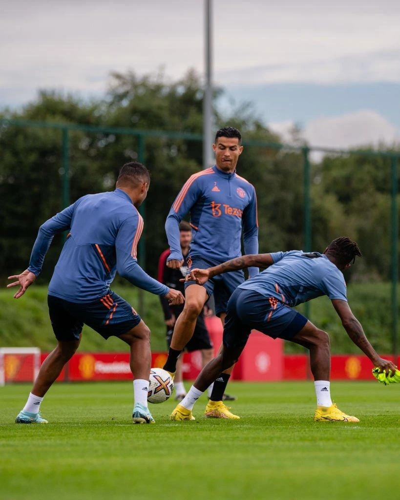 Tân binh của MU và Ronaldo trên sân tập. Ảnh: GETTY