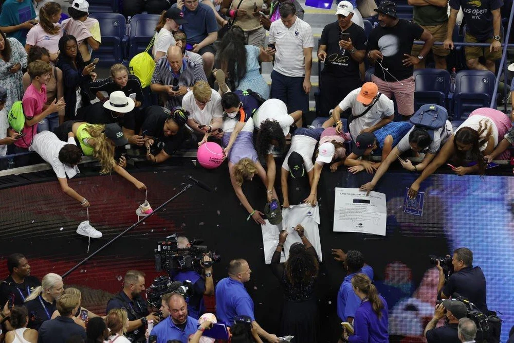 Huyền thoại quần vợt người Mỹ ký tặng người hâm mộ. Ảnh: GETTY