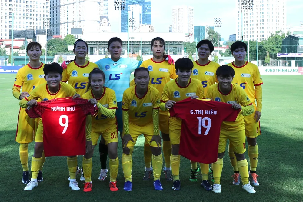 Các đồng đội tri ân Huỳnh Như, Chương Thị Kiều ở trận khai mạc. Ảnh: CMQ