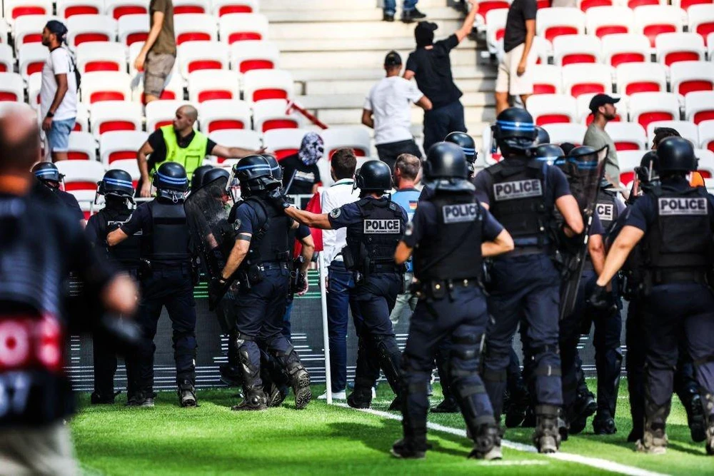 ...và lực lượng cảnh sát giúp vãn hồi trật tự. Ảnh: GETTY