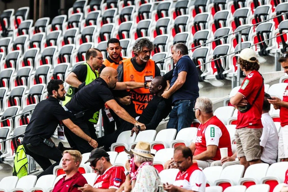 Nhân viên an ninh... Ảnh: GETTY