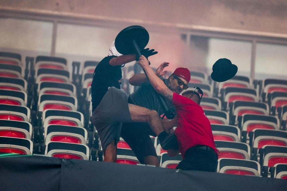 Mọi vật dụng tại sân vận động được trưng dụng để đánh nhau. Ảnh: GETTY