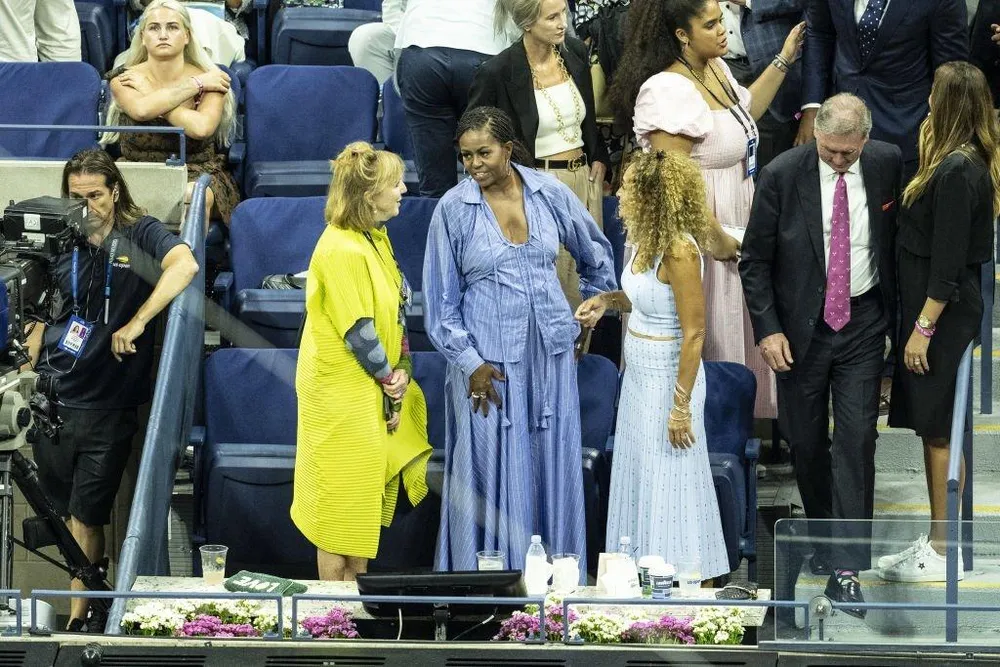 Cựu đệ nhất phu nhân Mỹ - Michelle Obama (giữa) cổ vũ Tiafoe ở trận bán kết. Ảnh: GETTY