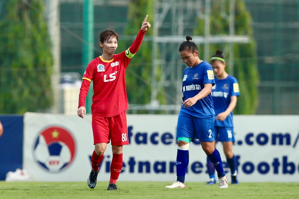Đội trưởng Thùy Trang ghi bàn thắng mở tỉ số... Đội trưởng Thùy Trang ghi bàn thắng mở tỉ số...