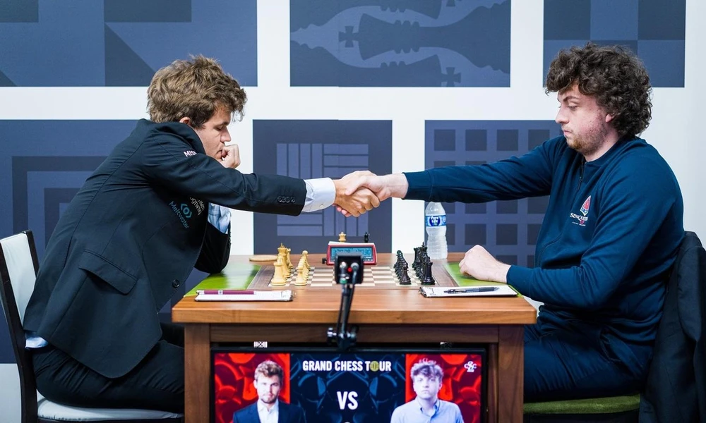 Niemann (trái) cầm quân đen, đối đầu Carlsen tại giải cờ vua Sinquefield Cup. Ảnh: CGT