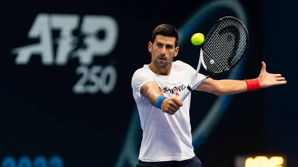 Djokovic làm quen sân đấu tại Tel Aviv Watergen Open. Ảnh: TAWO