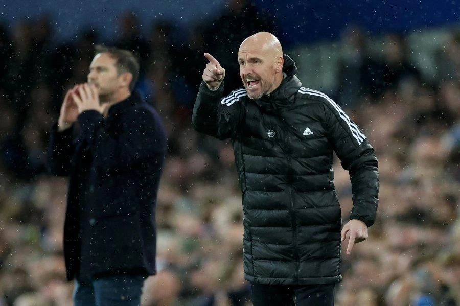 Ten Hag chỉ đạo các cầu thủ MU. Ảnh: REUTERS