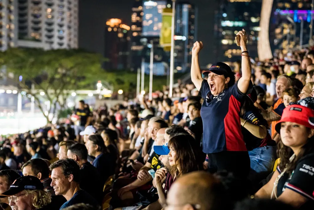 Người hâm mộ hào hứng với tốc độ qua các vòng đua. Ảnh: PHẠM HUY Người hâm mộ hào hứng với tốc độ qua các vòng đua. Ảnh: PHẠM HUY