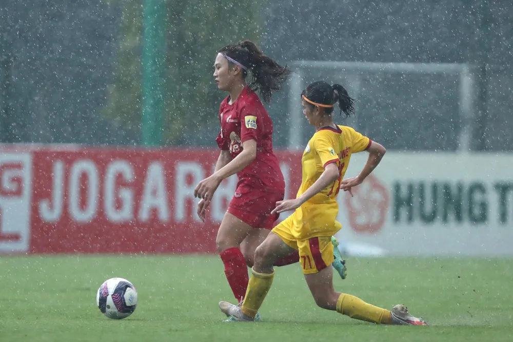 Săn bàn vẫn còn là khâu khá yếu của các cầu thủ Phong Phú Hà Nam (đỏ). Ảnh: TSB