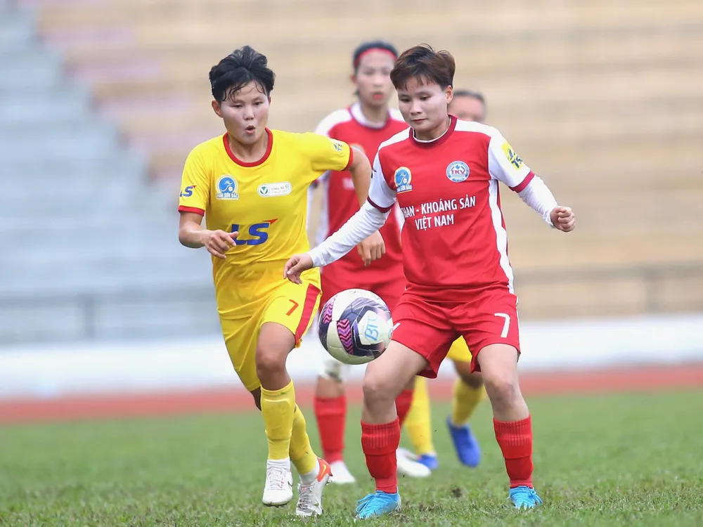 Bích Thùy (7) của TP.HCM I không thể &quot;nổ súng&quot; trong trận đấu gặp Than Khoáng Sản VN. Ảnh: TSB