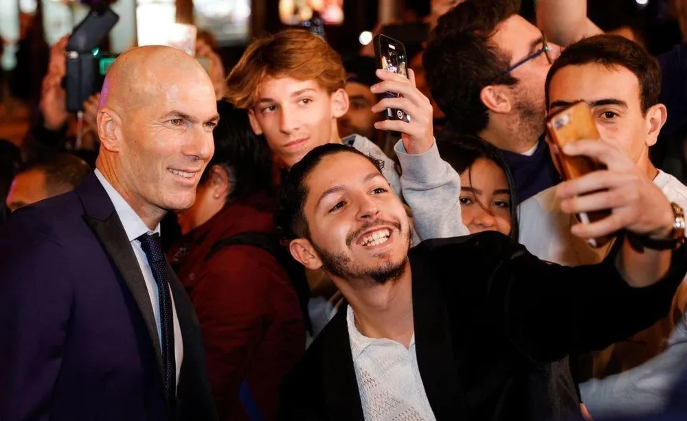 Người hâm mộ chụp hình của cựu tuyển thủ Pháp. Ảnh: GETTY