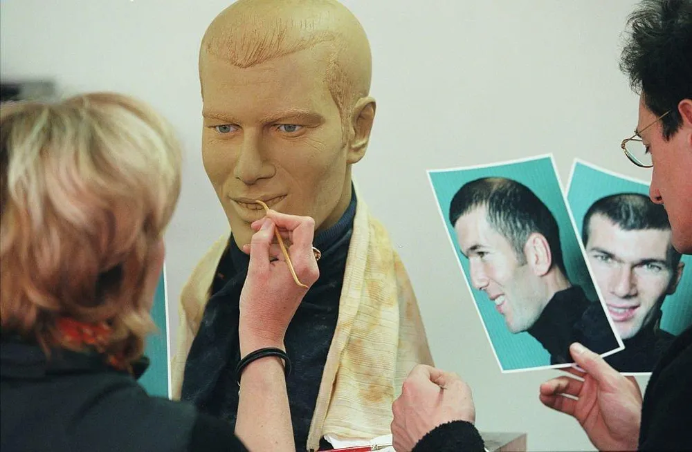 Các nghệ nhân mô phỏng tượng sáp từ hình chụp của Zindane. Ảnh: GETTY