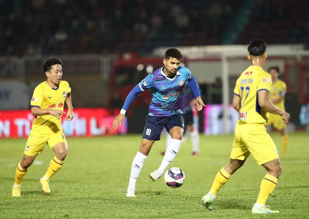 Minh Vương (trái) trong trận gặp Bình Định trên sân Pleiku. Ảnh: ANH PHƯƠNG