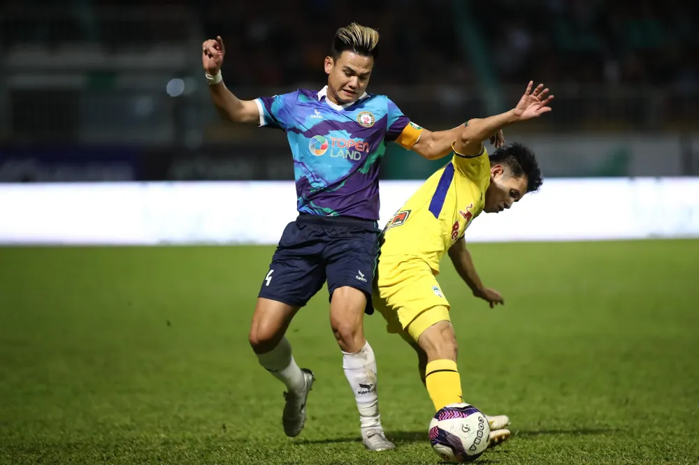 Bình Định của Hồ Tấn Tài mất đi 2 điểm trong cuộc đua vô địch trong khi HA Gia Lai của Hồng Duy (phải) có thêm 1 điểm, giảm tải nỗi lo đá trụ hạng. Ảnh: ANH PHƯƠNG