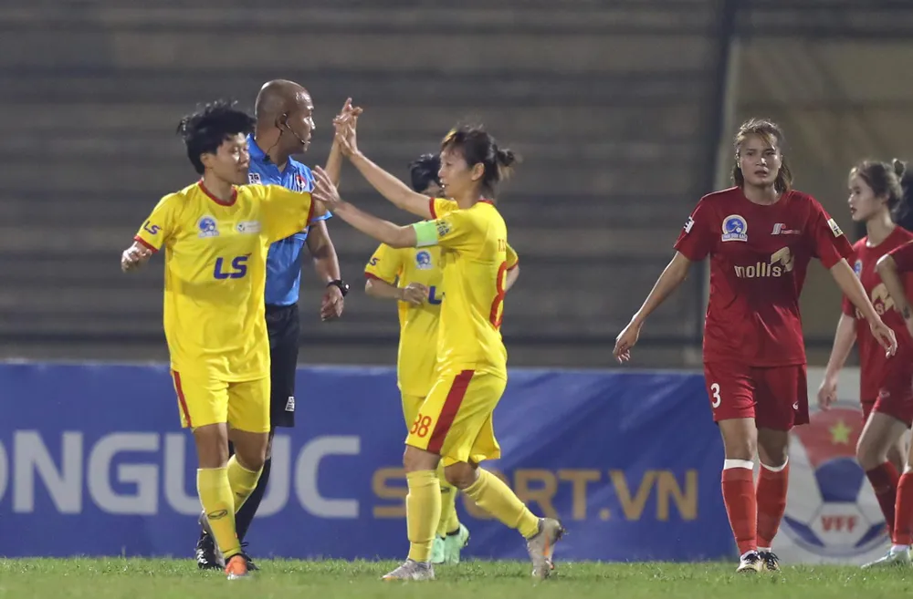 Thùy Trang ghi bàn mở tỉ số trận đấu đánh dấu chức vô địch quốc gia thứ 11 của bóng đá nữ TP.HCM.