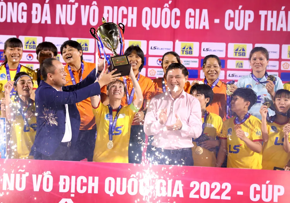Đội trưởng Thùy Trang nhận cúp vô địch và giải thưởng trị giá 300 triệu đồng.