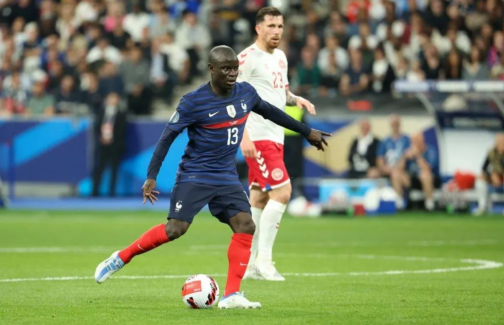 Tương tự đồng đội Pogba, Kante sẽ không có tên trong đội hình nhà ĐKVĐ Pháp. Ảnh: GETTY