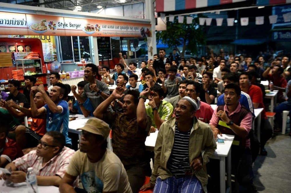 CĐV Thái Lan trước nguy cơ bị "cấm sóng" World Cup 2022. Ảnh: GETTY