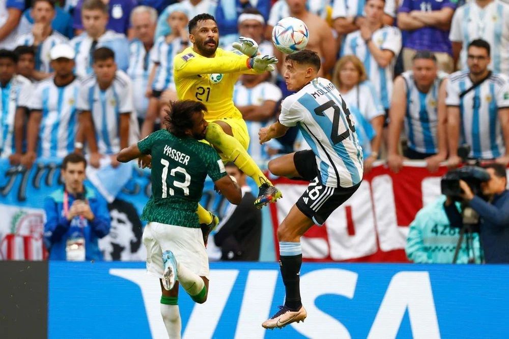 Các góc máy ghi lại pha va chạm giữa Al-Shahrani và thủ môn Mohammed Al-Owais. Ảnh: GETTY