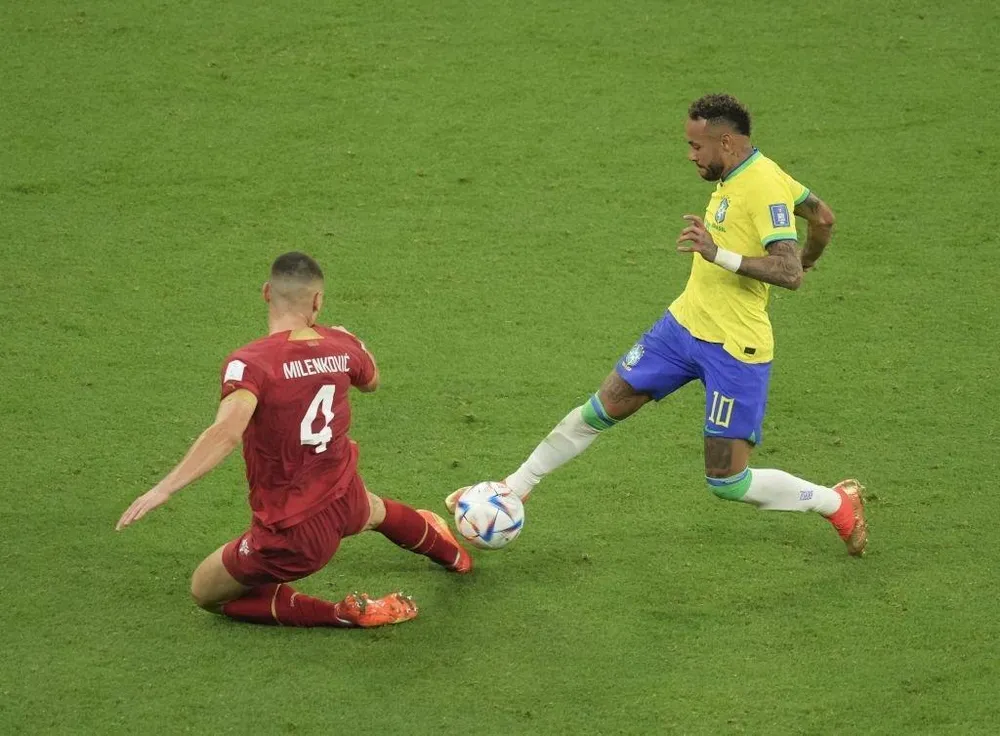 Tiền đạo Brazil, Neymar bị đau mắt cá chân trong cuộc đụng độ tuyển Serbia. Ảnh: GETTY