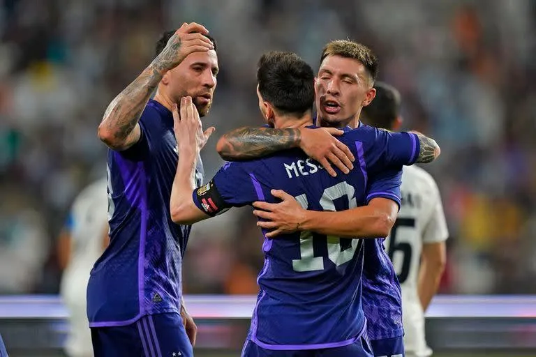 Messi và đồng đội ăn mừng ngôi nhất bảng C. Ảnh: GETTY Messi và đồng đội ăn mừng ngôi nhất bảng C. Ảnh: GETTY