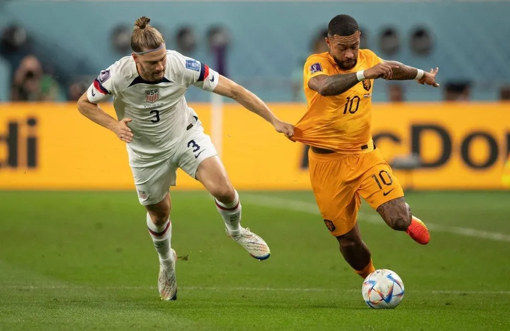 Zimmerman truy cản pha đi bóng của Depay. Ảnh: GETTY Zimmerman truy cản pha đi bóng của Depay. Ảnh: GETTY