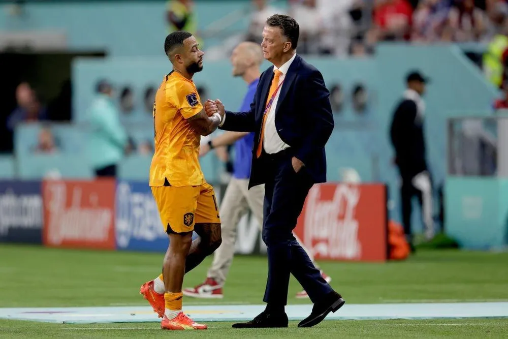 HLV Van Gaal vui mừng với sự trở lại của Depay. Ảnh: GETTY HLV Van Gaal vui mừng với sự trở lại của Depay. Ảnh: GETTY