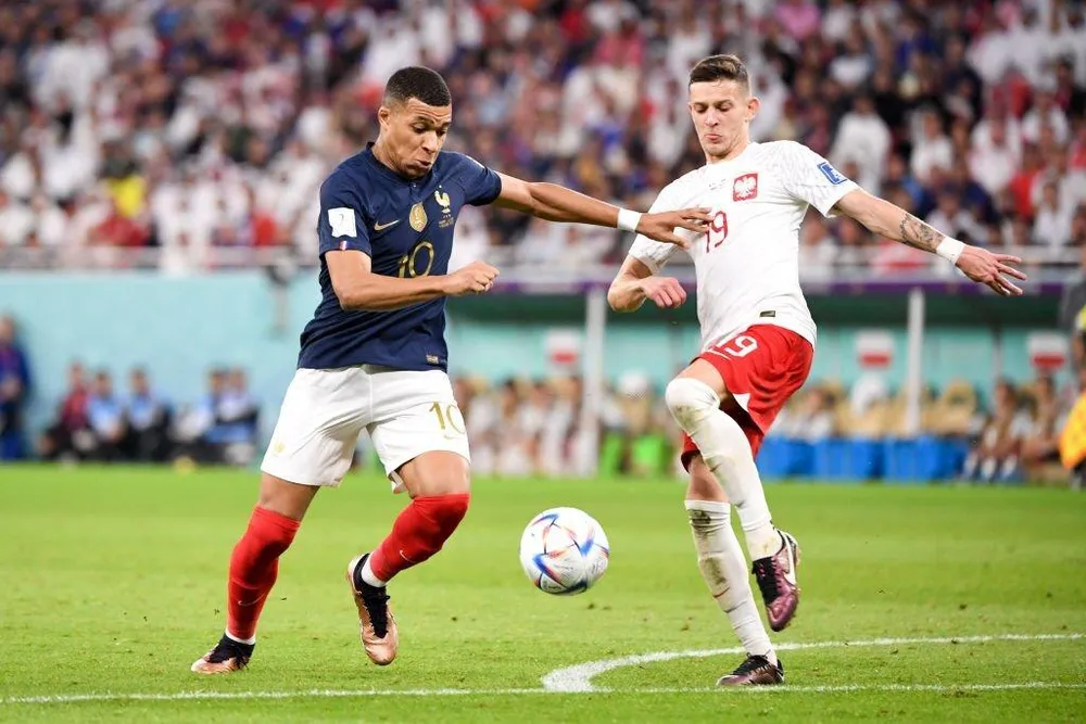 Kylian Mbappe dẫn bóng vượt qua đối thủ người Ba Lan. Ảnh: GETTY