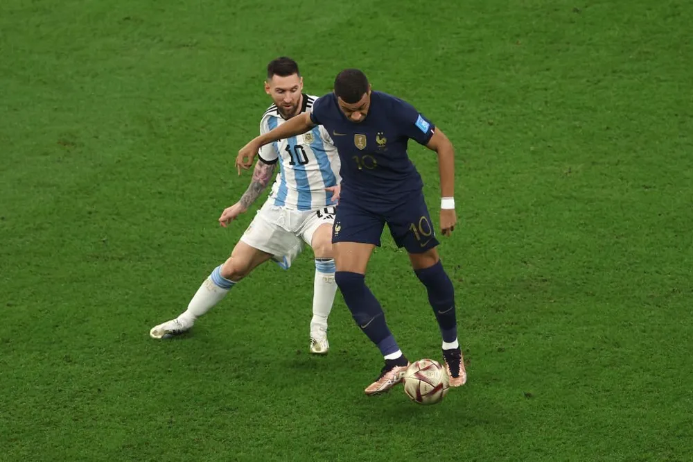 Bộ đôi cầu thủ PSG đối đầu tại chung kết World Cup 2022. Ảnh: GETTY