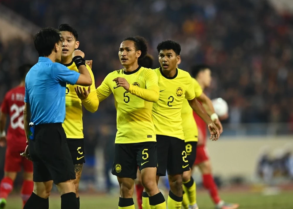 Các tuyển thủ Malaysia phàn nàn về quả phạt 11m của trọng tài Sato. Ảnh: ANH THỎA