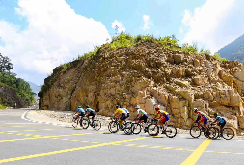 Các tay đua vất vả chinh phục đèo Khánh Lê. Ảnh: PHẠM HUY