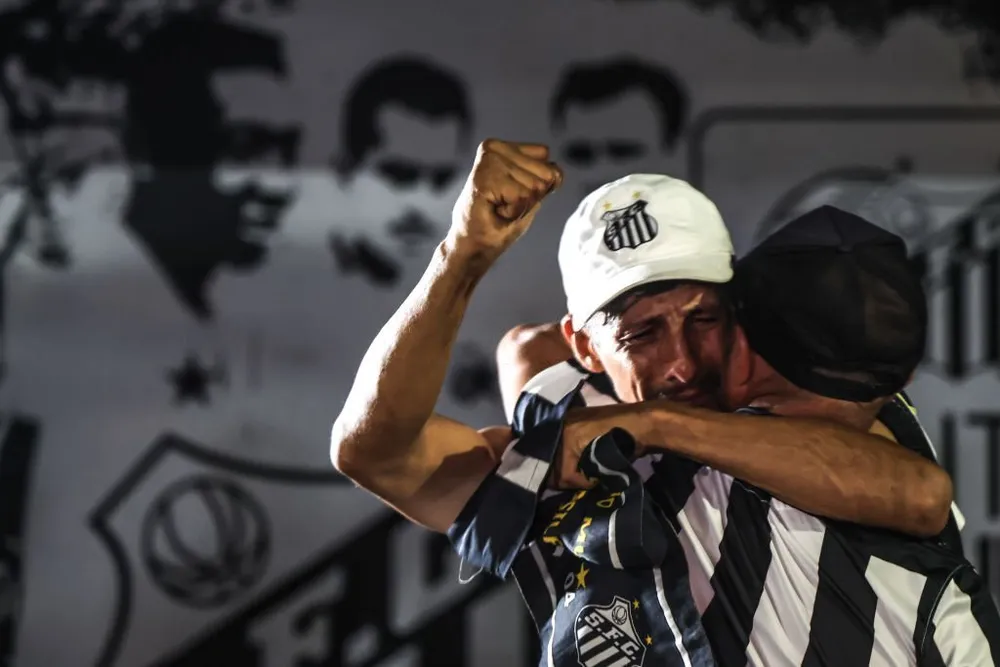 Người hâm mộ khóc thương trước sự ra đi của huyền thoại bóng đá thế giới Pele. Ảnh: GETTY