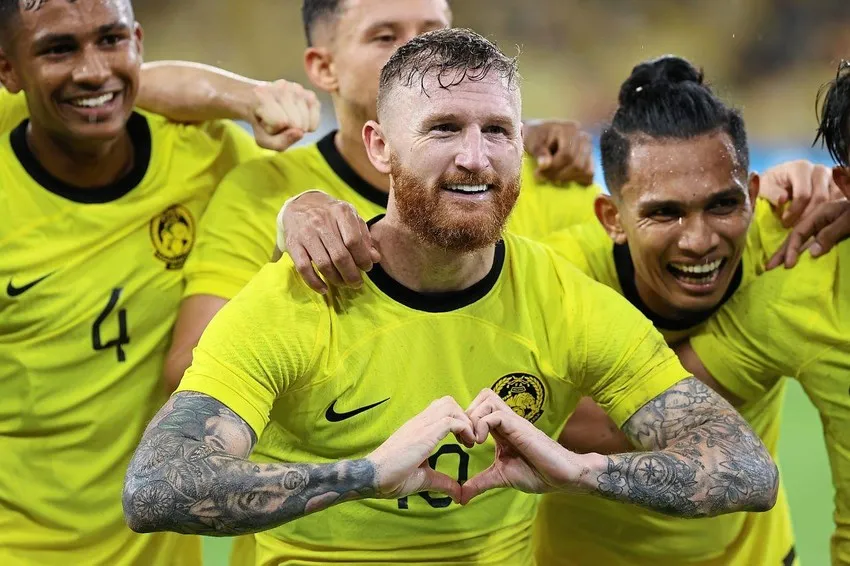 Tiền đạo nhập tịch Lee Tuck in dấu giày trong với bàn thắng thứ 4. Ảnh: BERNAMA Tiền đạo nhập tịch Lee Tuck in dấu giày trong với bàn thắng thứ 4. Ảnh: BERNAMA