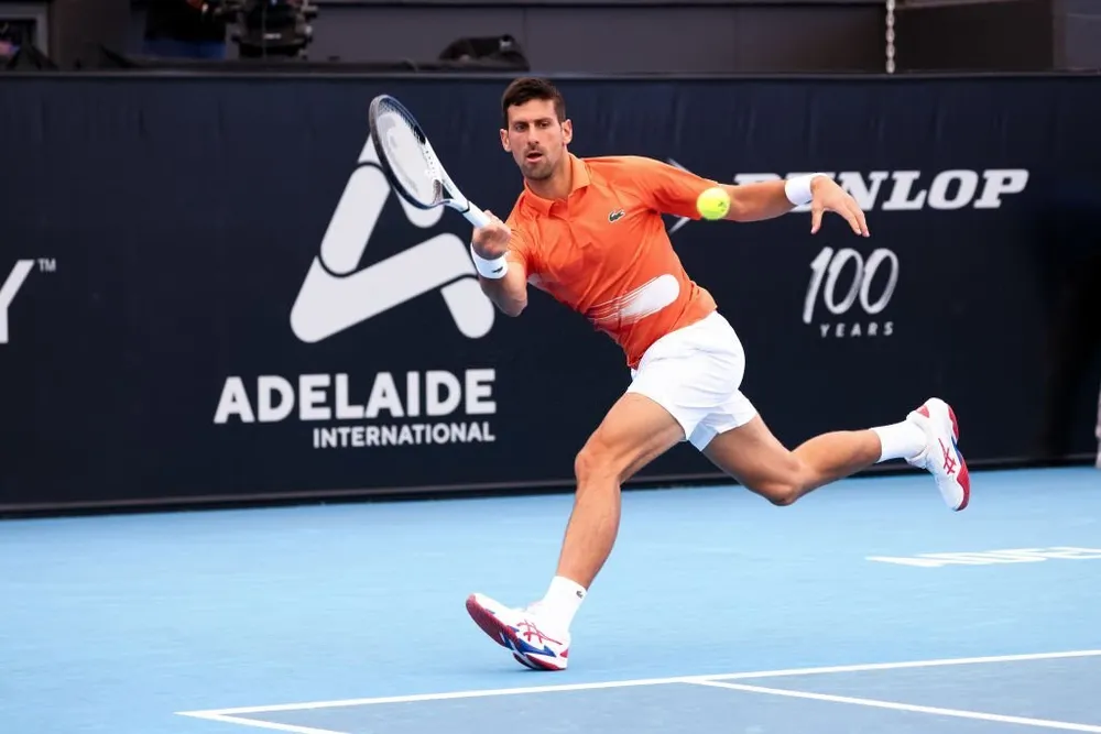 Djokovic khó khăn trong một cú đánh bóng thuận tay. Ảnh: GETTY