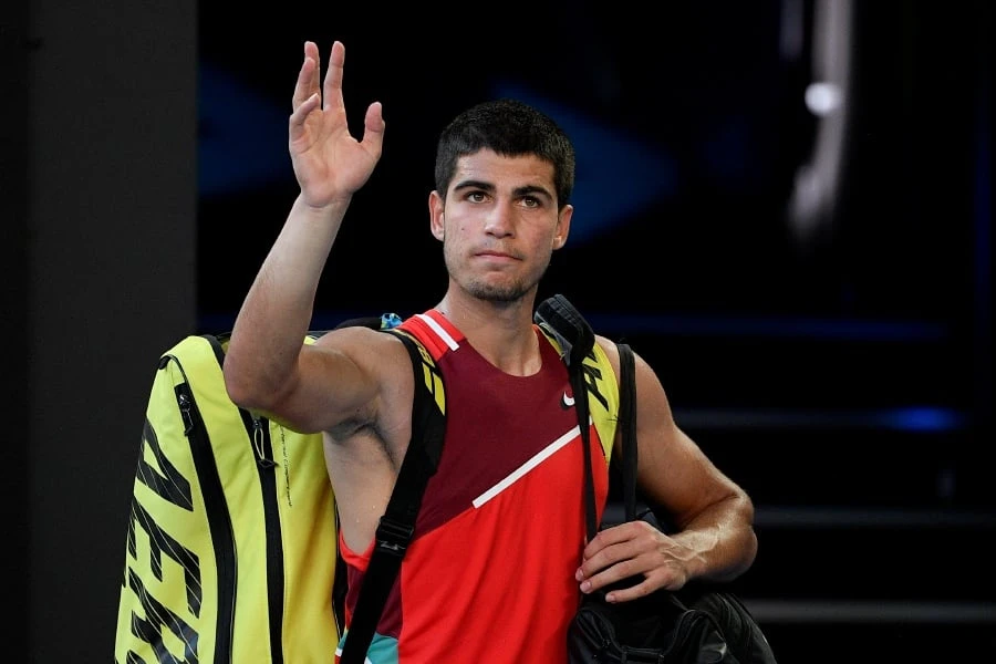 Tay vợt số 1 thế giới bỏ lỡ chuyến tàu đến Melbourne. Ảnh: AP