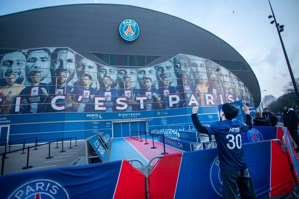 Một CĐV mặc áo đấu Messi trước SVĐ Công viên các hoàng tử. Ảnh: GETTY