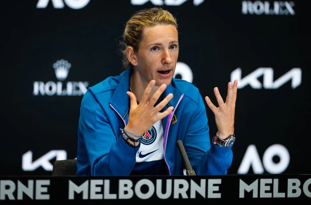 Azarenka diện áo đấu của PSG tại buổi họp báo. Ảnh: GETTY