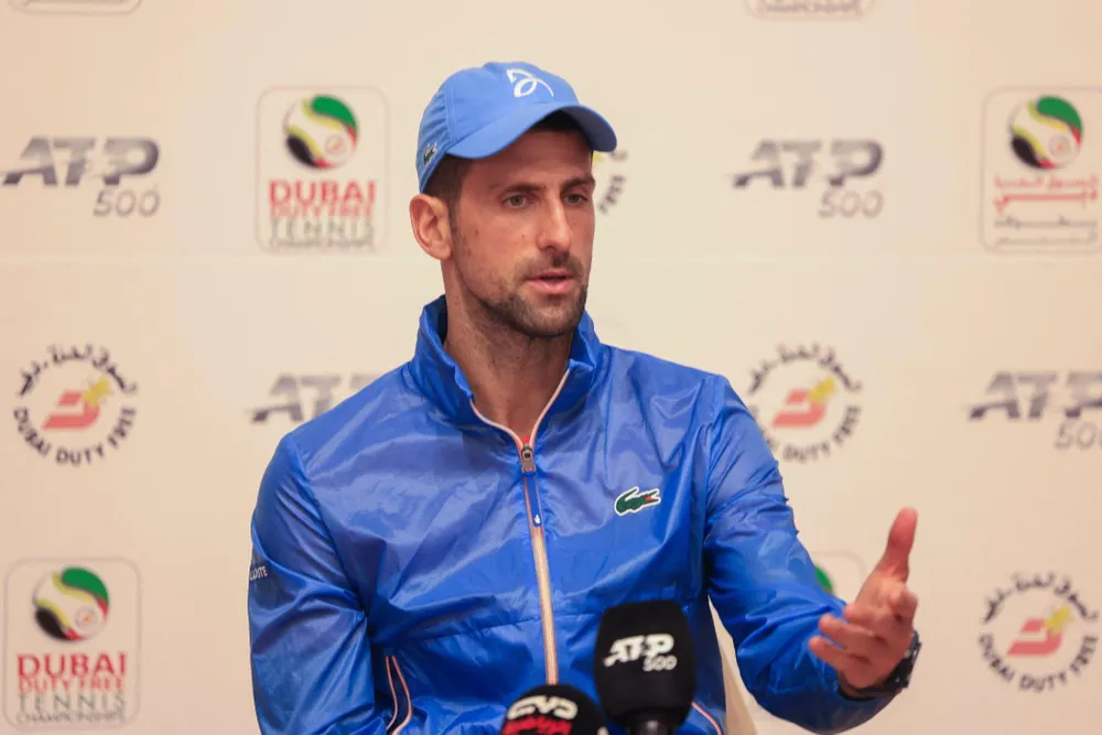 Djokovic phát biểu tại họp báo giải Dubai. Ảnh: GETTY